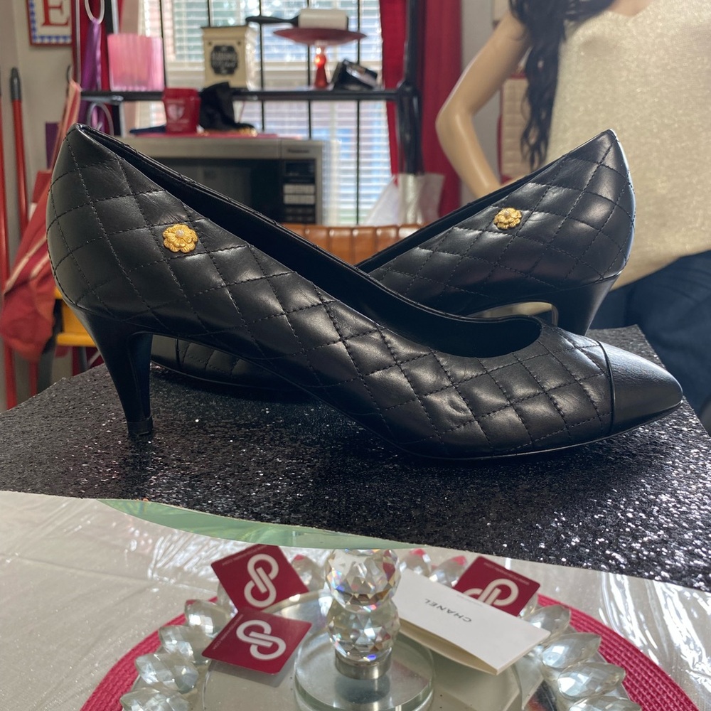 NWT Chanel Quilted Camellia Lambskin
Leather Cap Toe Pumps Heels Black